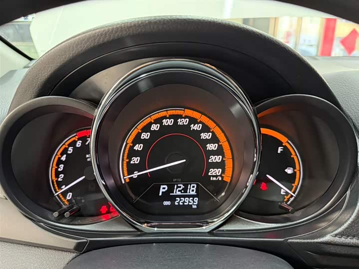 Фото 13 - Toyota Yaris L Hatchback