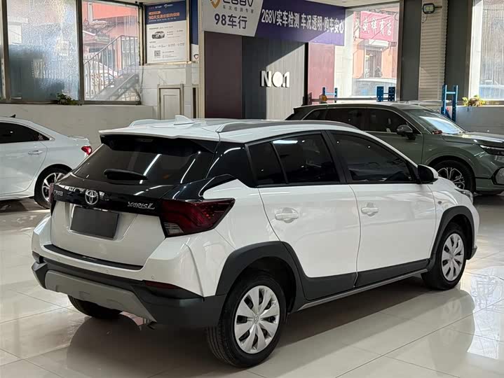 Фото 14 - Toyota Yaris L Hatchback