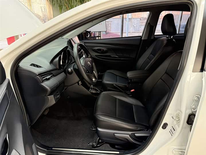 Фото 15 - Toyota Yaris L Hatchback