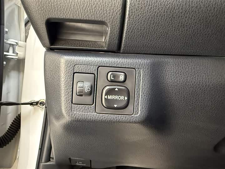 Фото 16 - Toyota Yaris L Hatchback