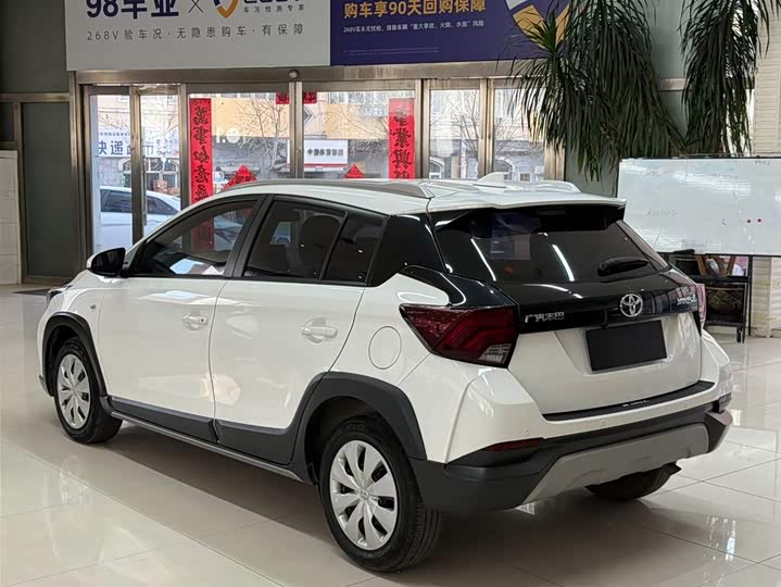 Фото 17 - Toyota Yaris L Hatchback