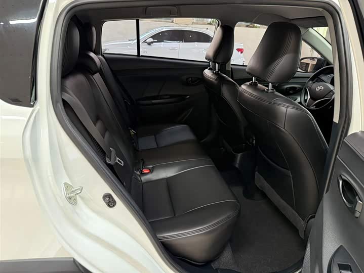 Фото 18 - Toyota Yaris L Hatchback