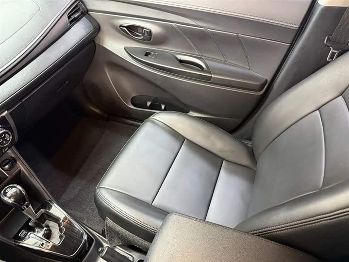 Фото 19 - Toyota Yaris L Hatchback