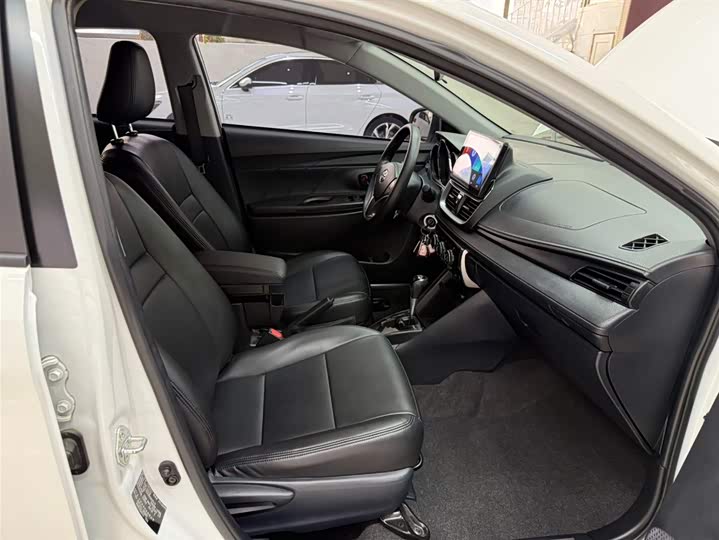 Фото 20 - Toyota Yaris L Hatchback