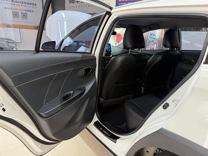 Фото 21 - Toyota Yaris L Hatchback