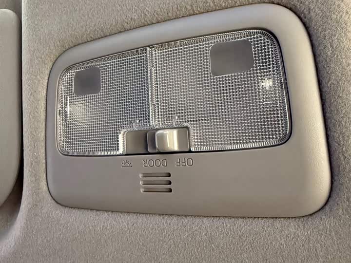 Фото 3 - Toyota Yaris L Hatchback