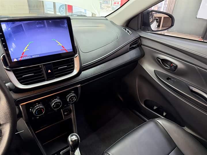 Фото 4 - Toyota Yaris L Hatchback