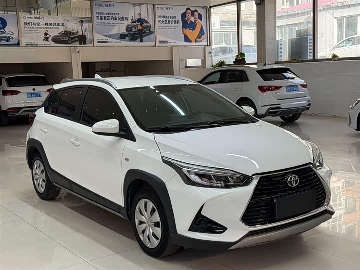 Фото 6 - Toyota Yaris L Hatchback