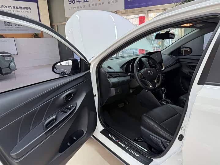 Фото 7 - Toyota Yaris L Hatchback