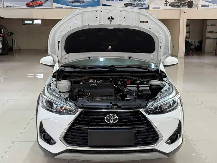 Фото 9 - Toyota Yaris L Hatchback