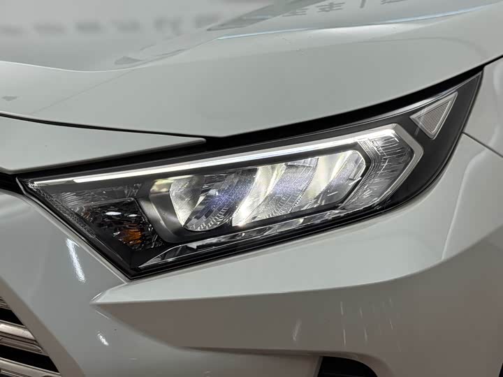 Фото 10 - Toyota RAV4