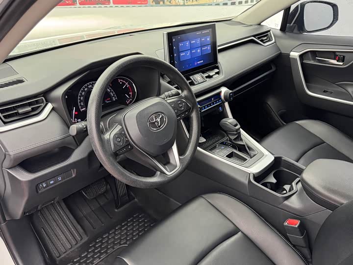 Фото 12 - Toyota RAV4