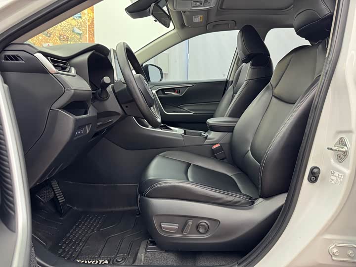 Фото 13 - Toyota RAV4