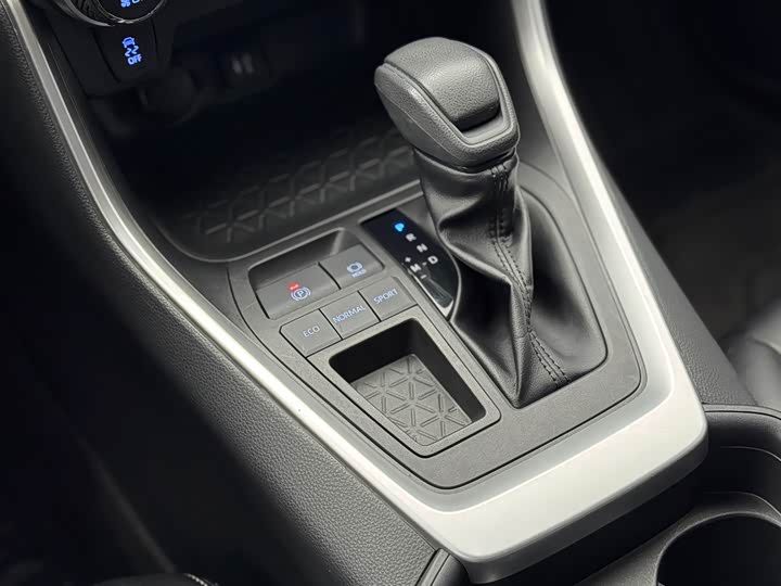 Фото 21 - Toyota RAV4