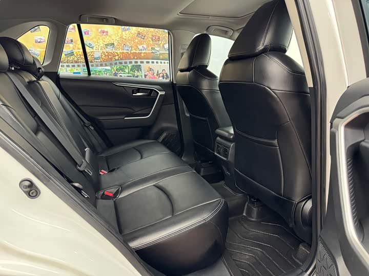 Фото 24 - Toyota RAV4