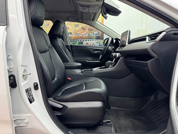 Фото 25 - Toyota RAV4