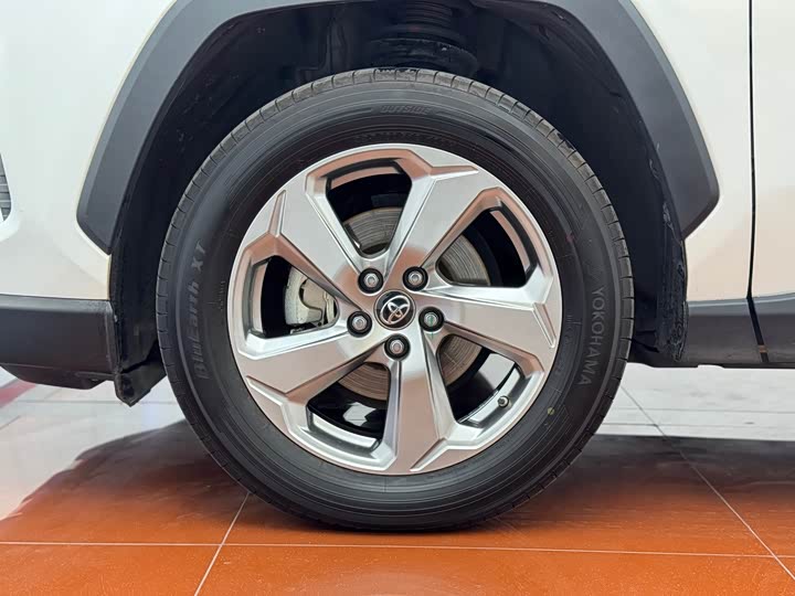 Фото 27 - Toyota RAV4