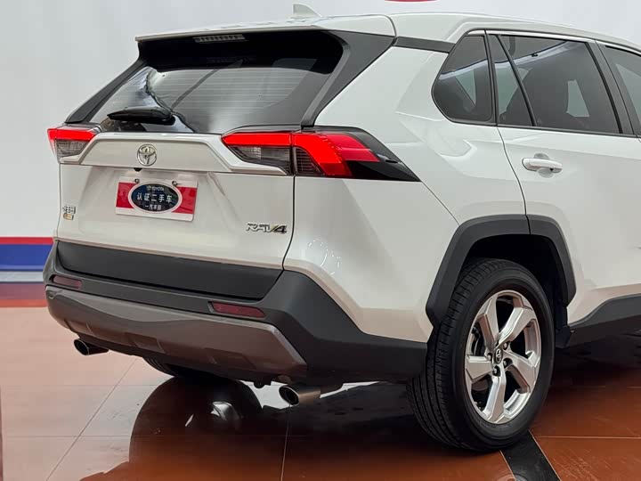 Фото 4 - Toyota RAV4