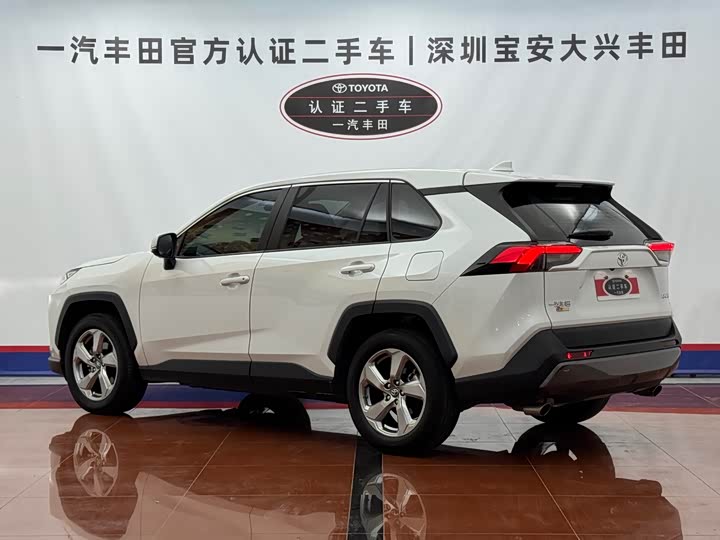 Фото 8 - Toyota RAV4