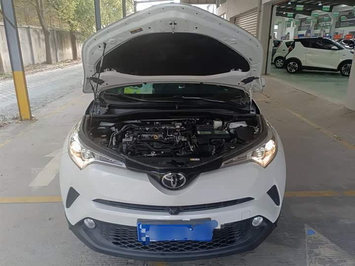 Фото 10 - Toyota C-HR