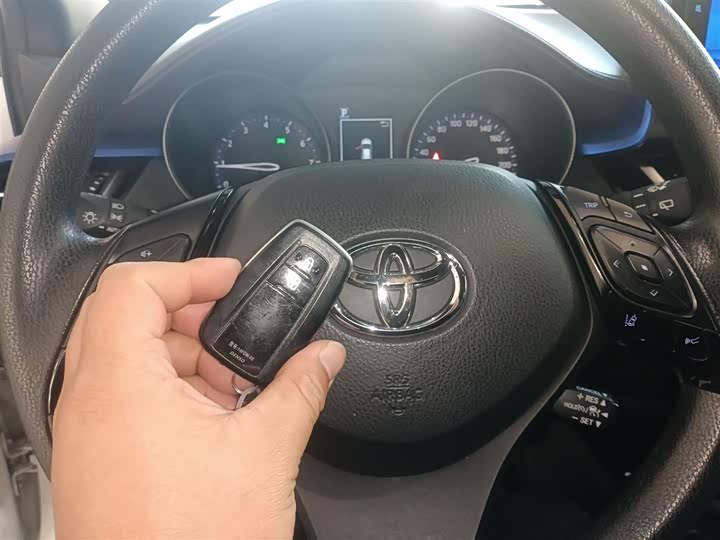 Фото 11 - Toyota C-HR