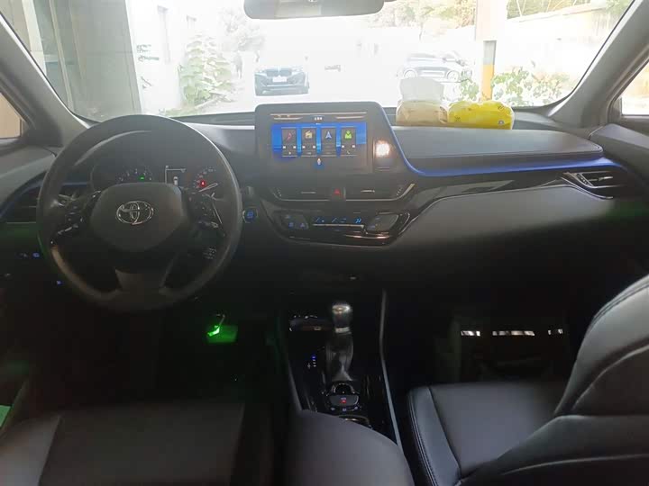 Фото 12 - Toyota C-HR