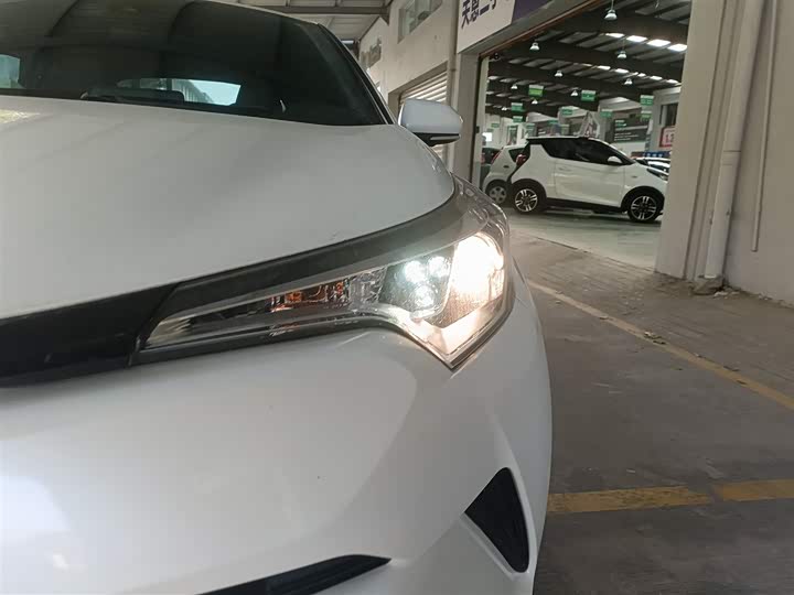 Фото 15 - Toyota C-HR