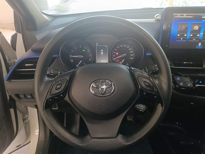 Фото 3 - Toyota C-HR