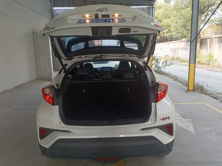 Фото 9 - Toyota C-HR