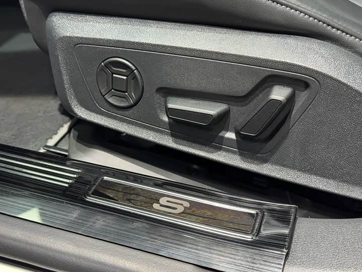 Фото 11 - Audi A7L