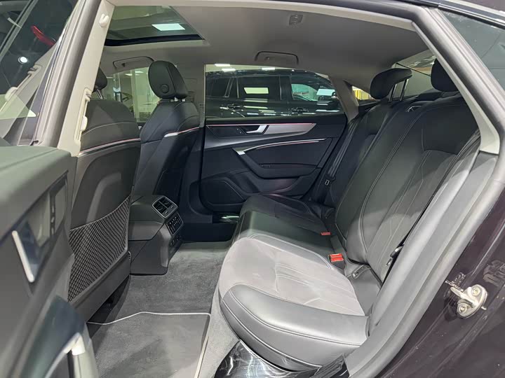 Фото 7 - Audi A7L