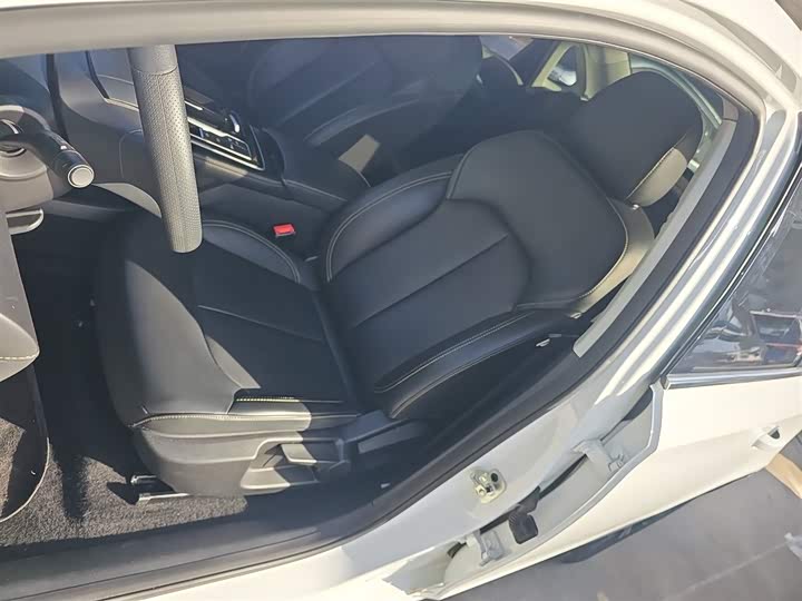 Фото 15 - Roewe i6 Max EV