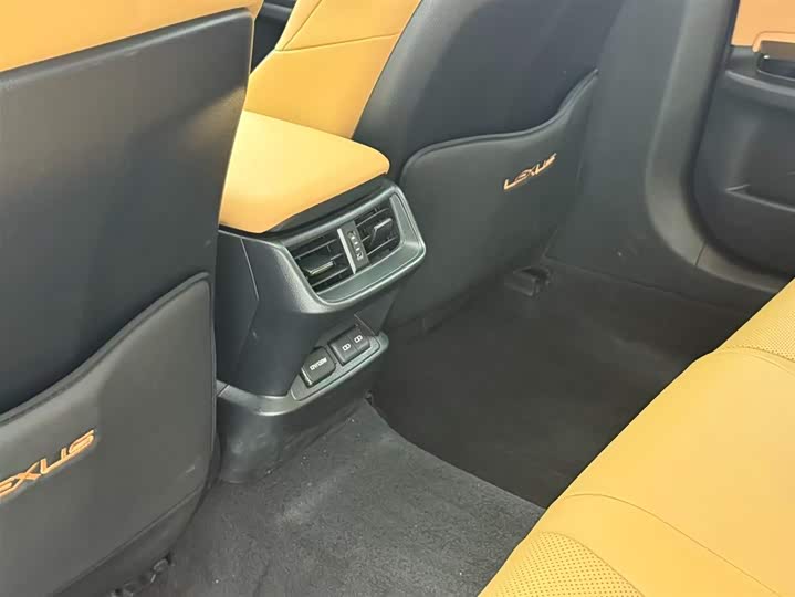 Фото 10 - Lexus ES