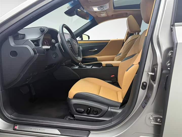 Фото 11 - Lexus ES