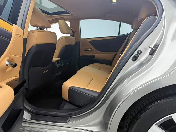 Фото 12 - Lexus ES