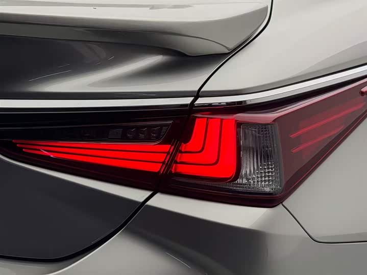 Фото 15 - Lexus ES