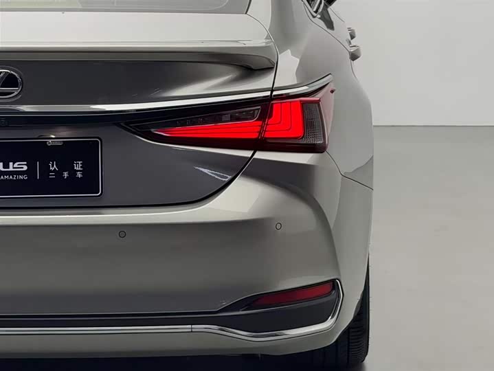 Фото 17 - Lexus ES