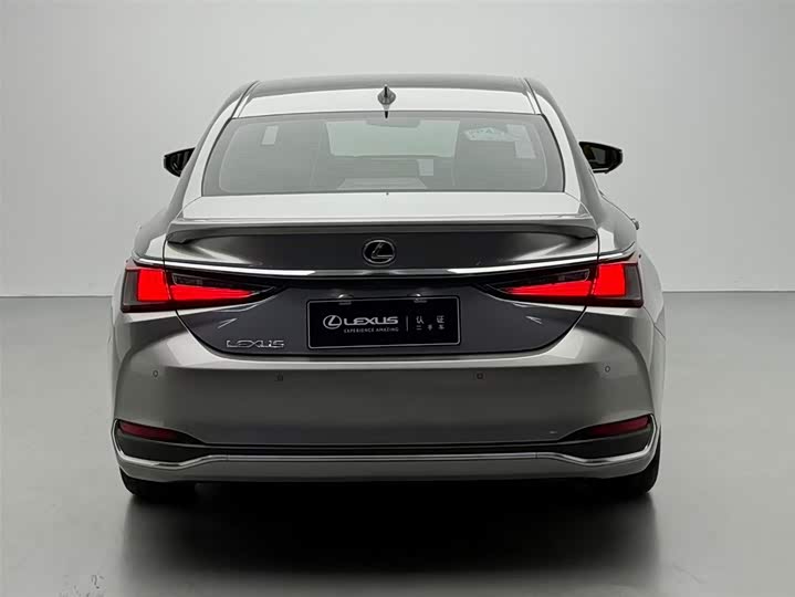 Фото 18 - Lexus ES