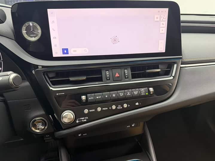 Фото 9 - Lexus ES