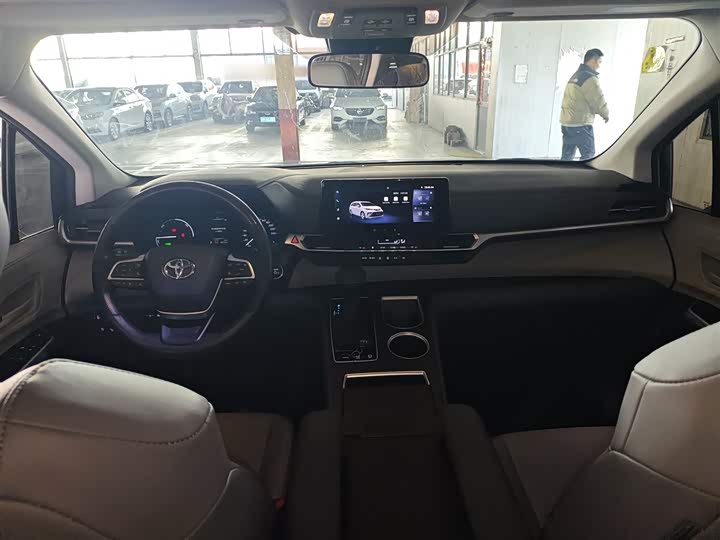 Фото 10 - Toyota Granvia