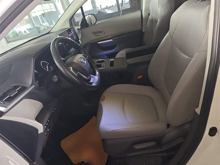 Фото 15 - Toyota Granvia