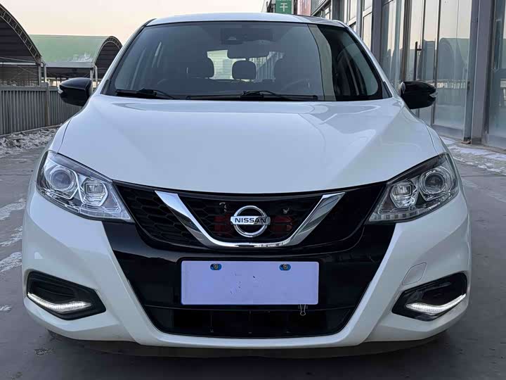 Фото 2 - Nissan Tiida