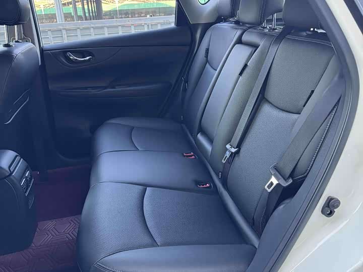 Фото 9 - Nissan Tiida