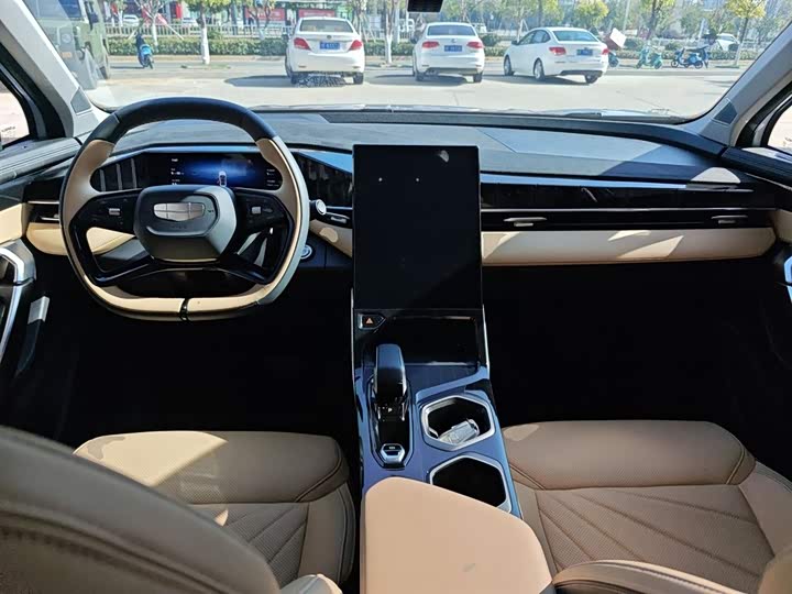 Фото 10 - Geely Atlas L