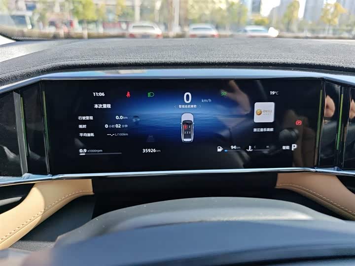 Фото 12 - Geely Atlas L