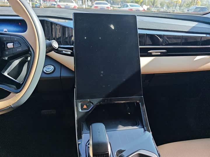 Фото 13 - Geely Atlas L