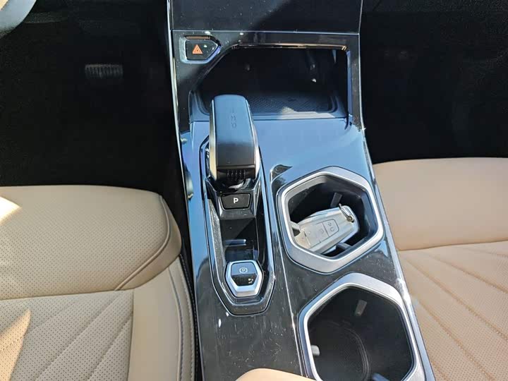 Фото 14 - Geely Atlas L