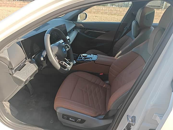 Фото 11 - BMW i5