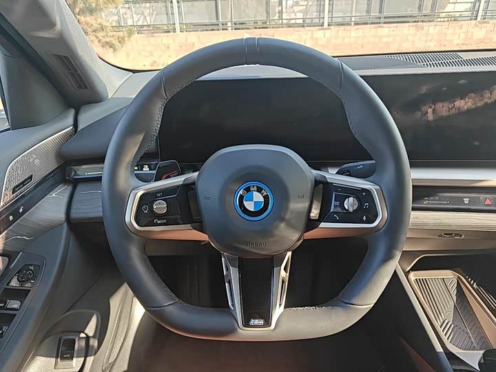 Фото 12 - BMW i5
