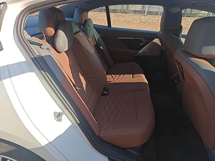 Фото 16 - BMW i5